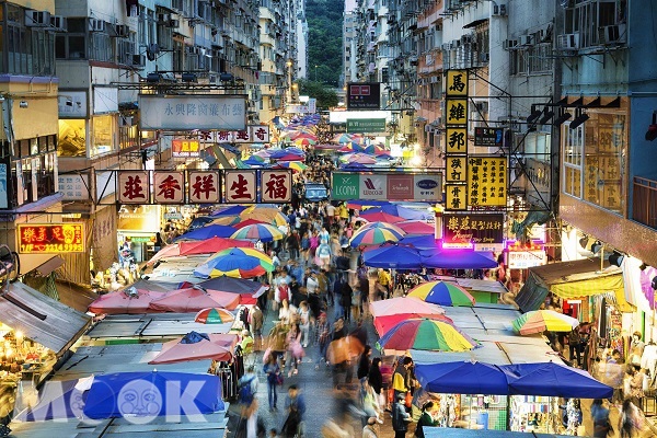 香港的「摩羅上街」有貓街的暱稱，是當地有名的古董市集，在此能挖掘各式各樣的珍稀物件。（圖片提供／Booking.com）