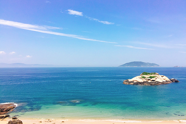 蔚藍的海岸與潔白沙灘美景 (圖／芹壁休閒渡假村)