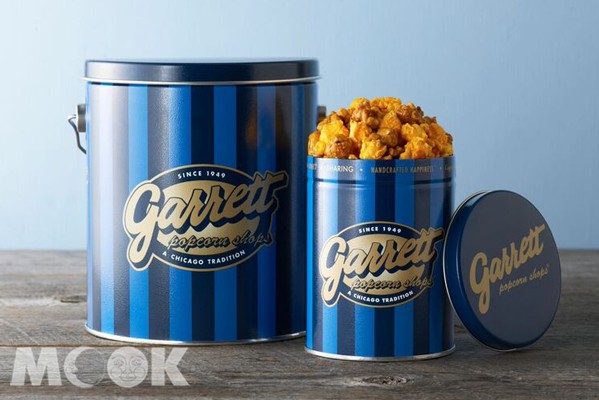 經典藍色條紋桶裝爆米花是Garrett Popcorn予人的深刻印象。 (圖／Garrett Popcorn Shops，以下同)