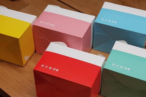 利用五顏六色的盒子打包，簡單的包裝卻有另一種可愛的感受。（圖／洪瑞珍三明治）