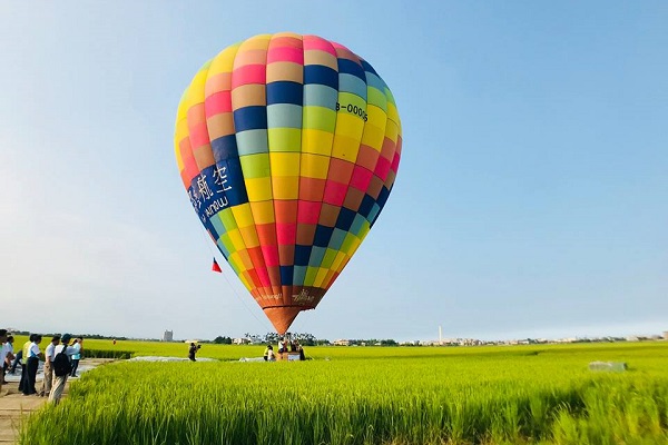今年冬山鄉公所特別於三奇稻田引進熱氣球活動，體驗升空俯瞰稻浪美景的獨特享受。（圖／幸福冬山）