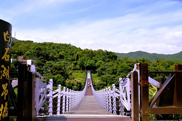 穿越白石吊橋放眼盡是五指山系的原始森林風景，山景遼闊迷人，使人心神放鬆自在。（圖／台北市政府大地工程處）