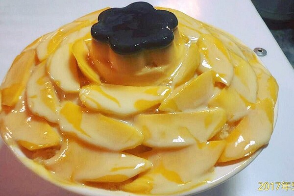 夏天使用豐盛的芒果製作芒果布丁冰 (圖／何媽媽冰店)