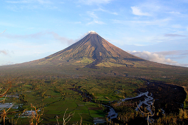 馬榮火山有近乎完美的圓錐形山體 (圖／Wikipedia)