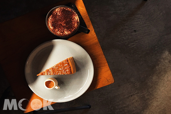 熱摩卡咖啡與泰式手標紅茶千層 (圖片提供／12.24_zoe)