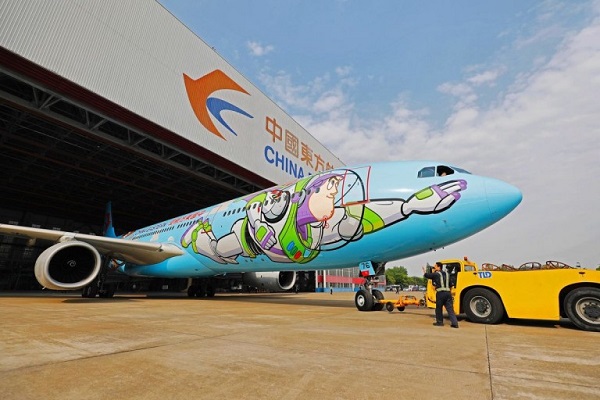 上海迪士尼樂園攜手中國東方航空推出首架「巴斯光年主題彩繪機」。（圖／Shanghai Disneyland X China Eastern Airlines）