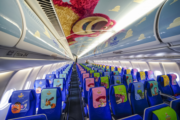 機艙內也是令粉絲驚奇萬分，頂部大大的粉紅色熊抱哥十分可愛。（圖／Shanghai Disneyland X China Eastern Airlines）