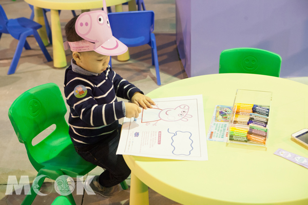 小朋友可在繪稿上創作專屬佩佩豬，並投影在互動牆上。