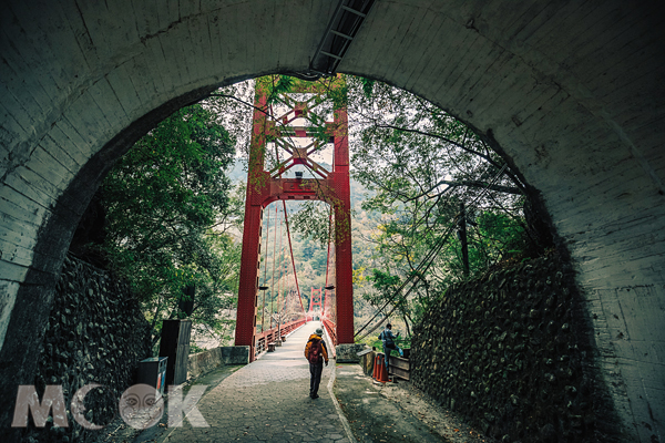 從舊隧道走出即可見巴陵吊橋。