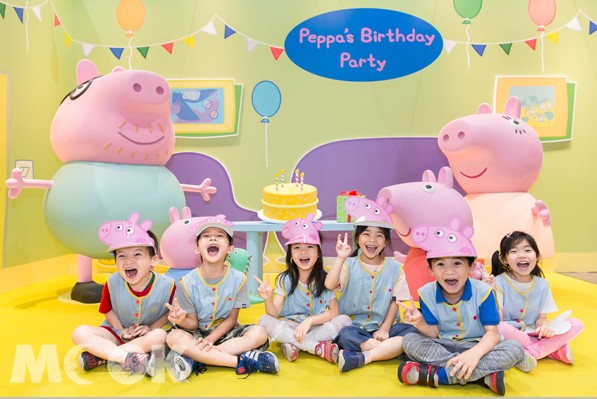 在佩佩豬生日派對場景，小朋友們開心合影。(圖／時藝多媒體）