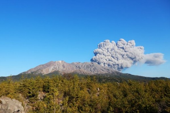 此為2014年時櫻島火山噴發時的畫面，從櫻島美術館所拍攝。(圖／大家的櫻島協議會)