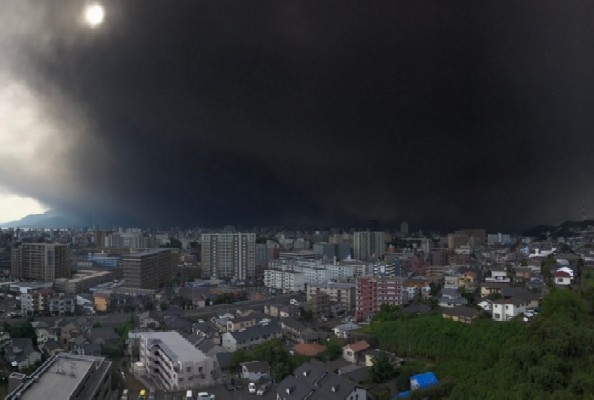 櫻島火山灰覆蓋天空的畫面透過推特受到日本網友的大量轉分享。(圖／Twitter_mokomoko_0403)