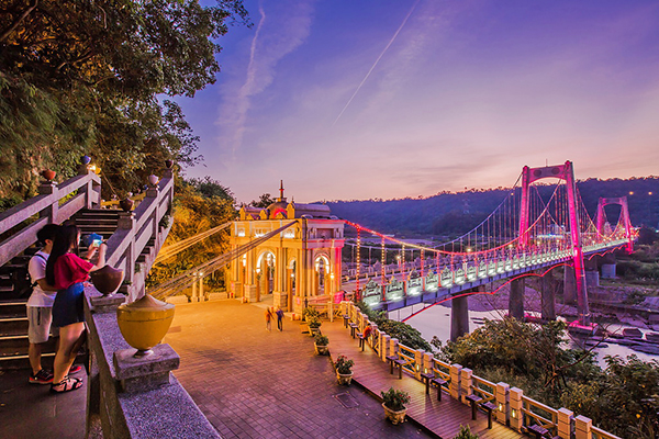 橫跨大漢溪的大溪橋，日夜景都相當美麗 (圖／桃園市政府)