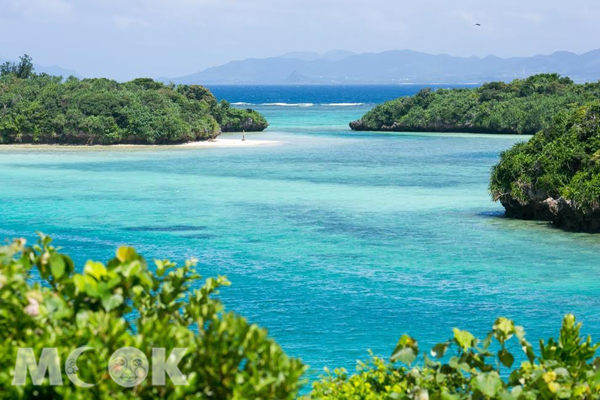石垣島的海水是一片純然的藍，還有白色沙灘可以撫慰遊客的感官。(圖／TripAdvisor，以下同）