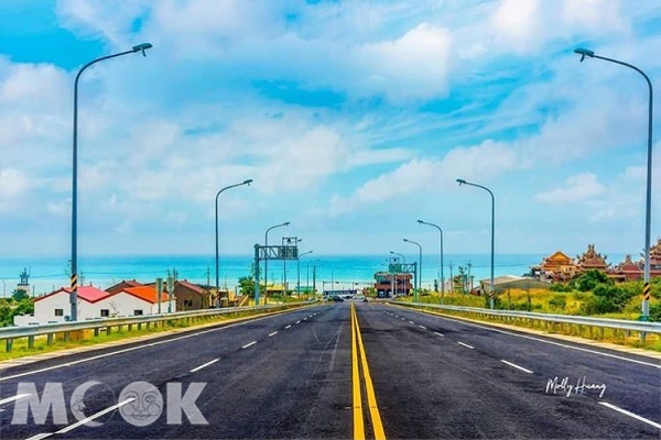 西濱新通車的快速公路可直接看見海岸美景。（圖片提供／molly888666）