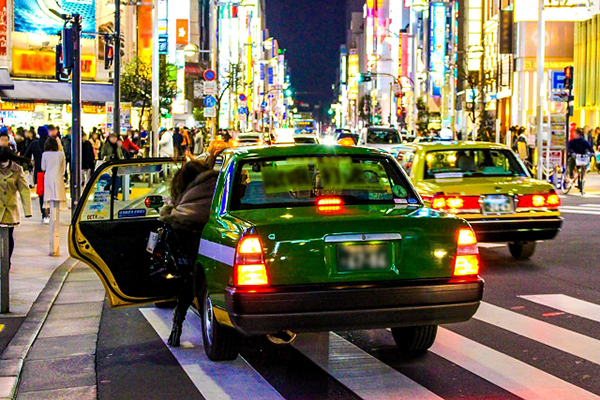 日本計程車車門為自動