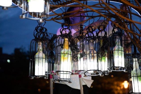 台灣保樂力公司利用回收酒瓶打造「酒瓶樹燈」成最新打卡焦點。（圖／新北市政府）