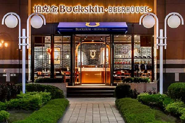 柏克金啤酒餐廳利用大量歐式元素打造深具時髦感風格裝潢設計。（圖／金車集團，以下同）