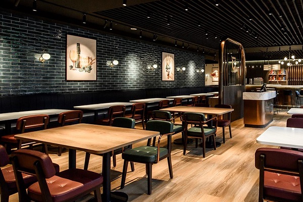 餐廳店內部空間利用大量古銅金色建材打造，深具時髦風格的設計藝術感。