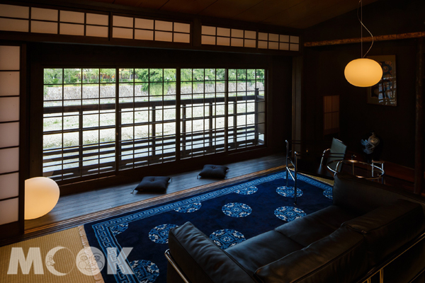 前往京都時，傳統街屋「雅伊亞托齊湊度假屋」，除能融入當地生活外，還能輕鬆飽覽優美鴨川景觀。