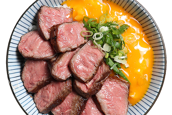 濃厚溫泉蛋黃蓋飯 (圖／滿燒肉丼食堂)