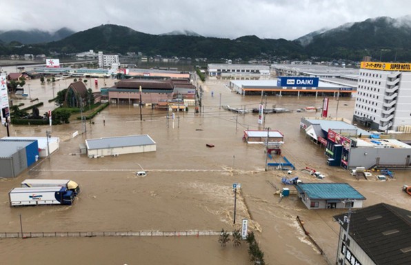 愛媛縣受到大雨侵害，嚴重災情與景象令人怵目驚心。(圖／YOSSHI)