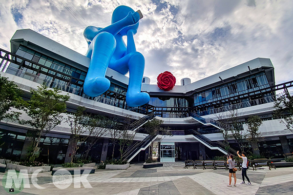 Dali Art藝術廣場出現藍色巨人