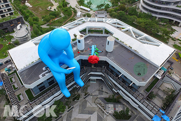 藍色巨人叫做「沈思者No.42」，為全台最大的裝置藝術