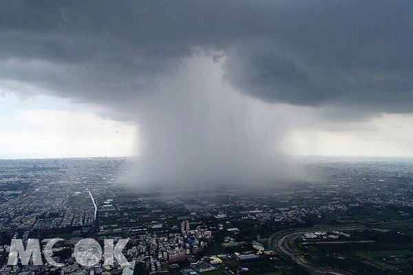 台南8日下午出現「雨瀑」奇景 (圖片提供／楊樹華，以下同)