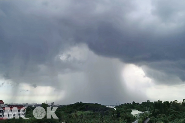 雨瀑奇景被網友拍攝紀錄下來