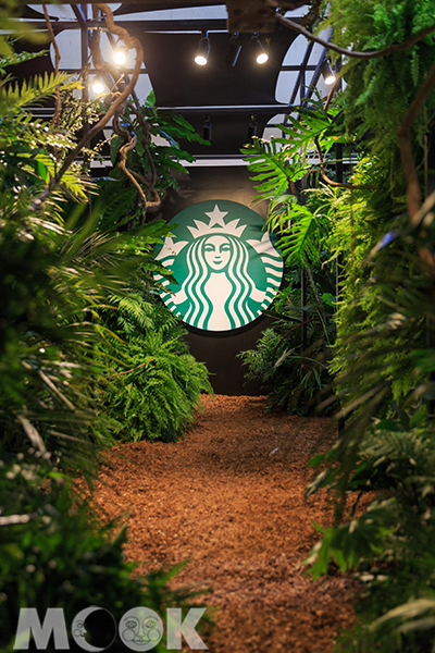 2018 Starbucks Coffee Journey咖啡旅程特展入口意象代表星巴克在台灣20年以台灣原生植物為叢林設計。