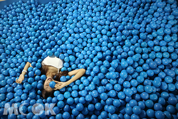 療癒疲憊的藍色球池澡堂。