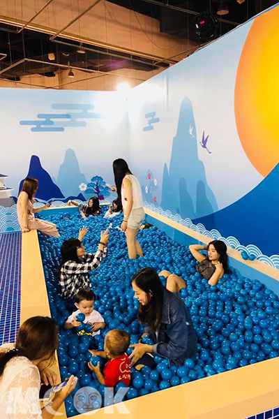 藍色澡堂裡堆滿藍色小球，一起進入大人版球池放鬆自己。