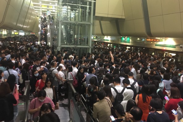 人潮湧進捷運站，月台擠滿了候車人潮宛如跨年夜景象。(圖／WEN-LING)