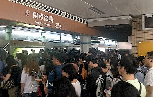 乘客大量湧入捷運站，要特別注意安全，此為南京復興站。(圖／WEN-LING)