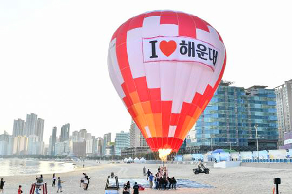乘坐熱氣球升空的同時可俯瞰海陸全景