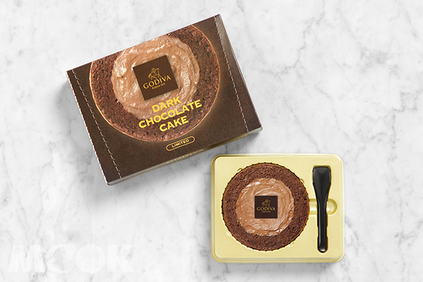 GODIVA為「GODIVA黑巧克力慕絲蛋糕」特別設計限定包裝，將隨蛋糕附贈精緻甜點匙。
