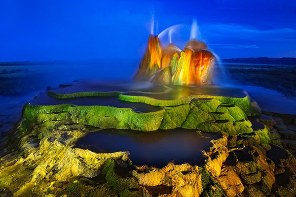 鮮豔繽紛的飛噴泉 (圖／Dan Newton)