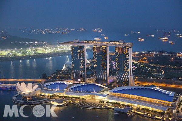 新加坡大獎賽車季，前往1-Altitude摩天酒吧享受動感音樂，同時欣賞海拔282公尺處的360度全景和觀看F1賽事。(圖片來源：新加坡旅遊局)