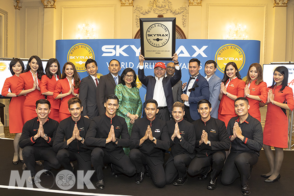 AirAsia昨(17日)於倫敦朗廷酒店所舉辦的Skytrax世界航空獎頒獎典禮受獎。