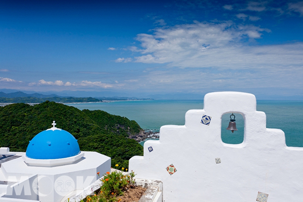 藍白相間建築為「Villa Santorini」增添了濃厚希臘風情。