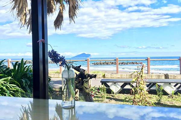 宜蘭咖啡廳「灆咖啡」望出去的海景。 (圖／灆咖啡Seaview Coffee)