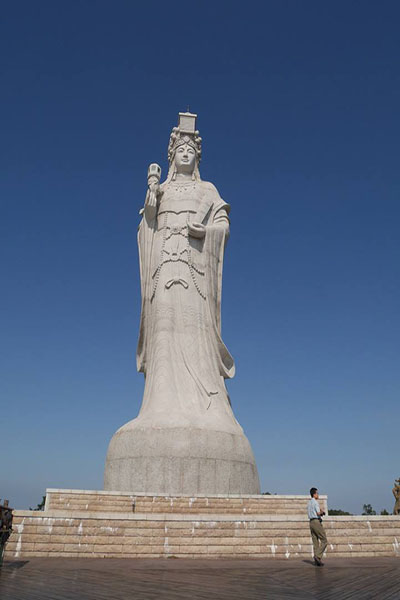 媽祖神像可以眺望整個海港，就像是守護著馬祖列島一般(圖／馬祖卡蹓趣)