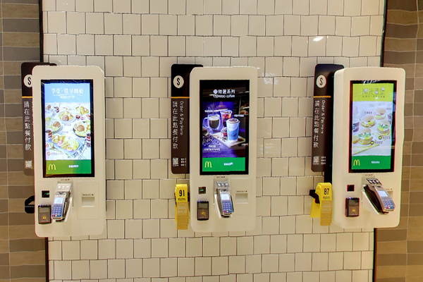 台灣麥當勞導入的數位自助點餐機(圖／台灣麥當勞)