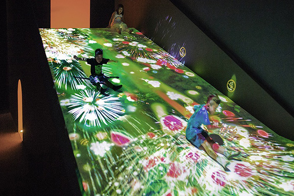 teamLab滑梯水果園，享受速度感和互動視覺。(圖／新北市兒童藝術節)