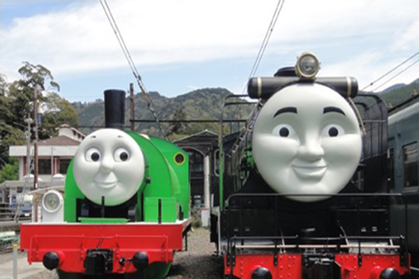千頭站的湯瑪士博覽會中的實體火車「培西」與「希洛」 (圖／大井川鐵道)