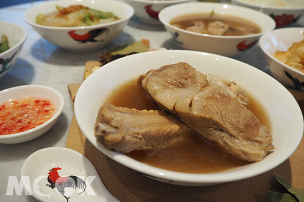 黃亞細肉骨茶的肋排選用台灣優質「究好豬」，肉質軟嫩鮮美(圖／MOOK景點家張盈盈)