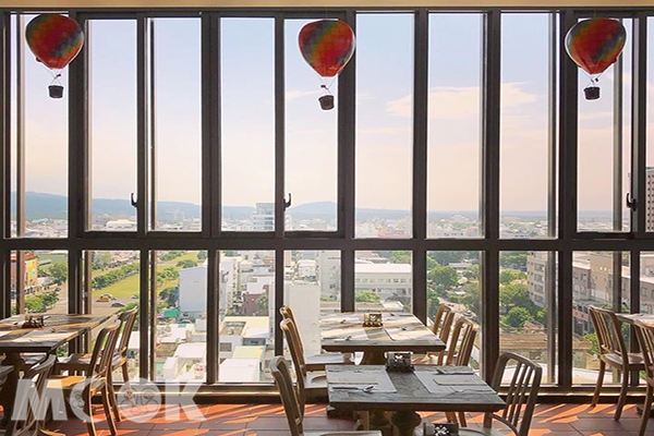 位在十樓的KI-PA餐廳，寬廣空間及復古紅磚地板設計，早餐時段提供風味齊全的自助式早餐，為多功能宴會廳。(圖／Micchan Chen)