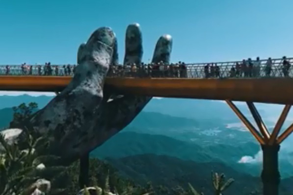 位於約海拔1400公尺山上，向外架高的橋身，讓視野更加寬廣。（圖／Amazing Things in Vietnam）