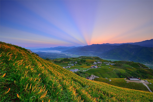 六十石山也能欣賞到美麗的夕陽景緻(圖／花東縱谷國家風景區)